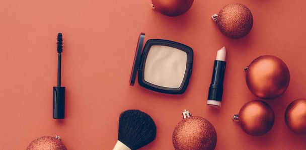 Meikki ja kosmetiikka tuote asetettu kauneus tuotemerkin Christmas sal
 - Valokuva, kuva