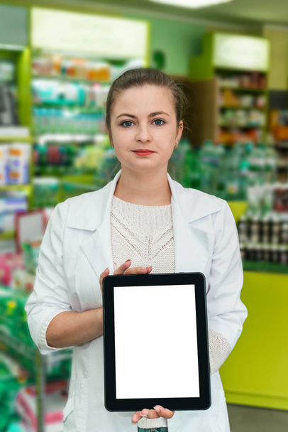 Attraente farmacista donna che mostra schermo tablet in farmacia
 - Foto, immagini