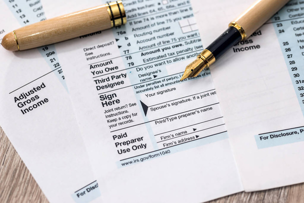1040 formulaire d'impôt individuel avec stylo sur table en bois
 - Photo, image