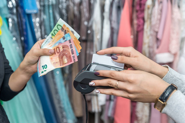 Ruce s eurem a kreditní kartou platící za nákup - Fotografie, Obrázek