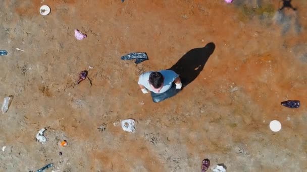 Αεροφωτογραφία του ανθρώπου που στέκεται κατά μήκος των πλαστικών σκουπιδιών στις όχθες του μολυσμένου ποταμού - Πλάνα, βίντεο