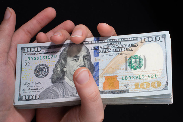 Hand hält amerikanischen Dollar isoliert auf weißem Hintergrund - Foto, Bild