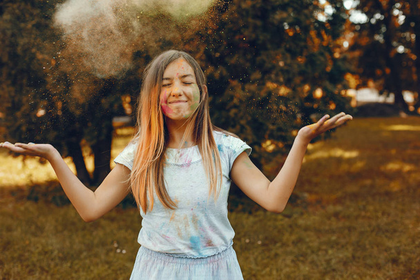 Roztomilá holka se baví v letním parku - Fotografie, Obrázek