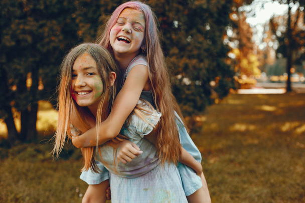 Two cute girls have fun in a summer park - Foto, Imagem