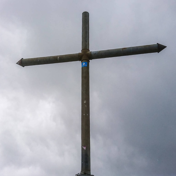 Sommet Croix au sommet du mont Ettaler Manndl, 1633m à Ammergauer Alpes, Ostalpen, situé près d'Ettal, Haute Bavière, Allemagne
 - Photo, image
