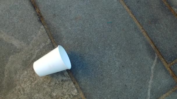 fehér papír csésze az utcán - Felvétel, videó