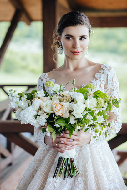 The bride in a magnificent, white, wedding dress with a wedding flowers. - Foto, immagini