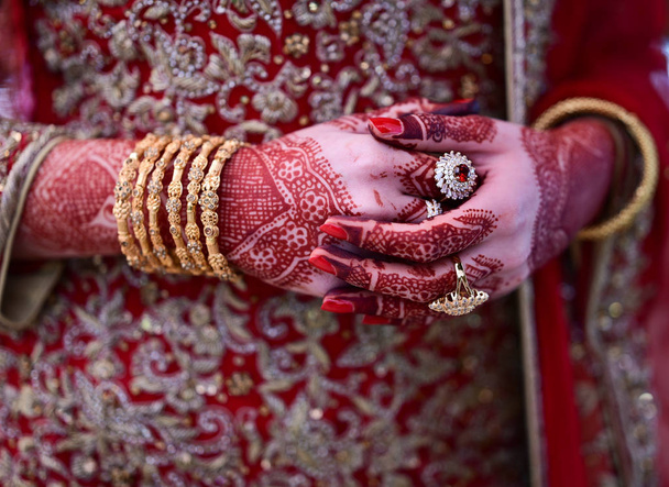 Populární Mehndi návrhy rukou nebo rukama vybarvený Mehandi indické tradice - Fotografie, Obrázek