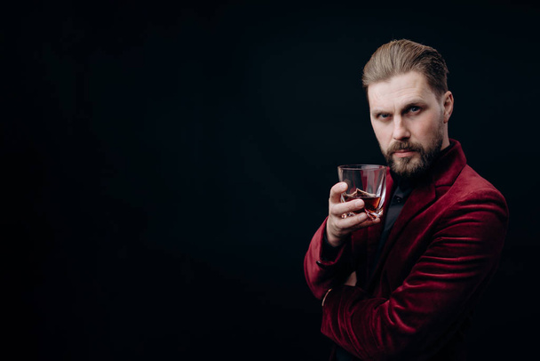 Όμορφος ώριμος άντρας σε Vinous Jacket με Whiskey Toasting - Φωτογραφία, εικόνα