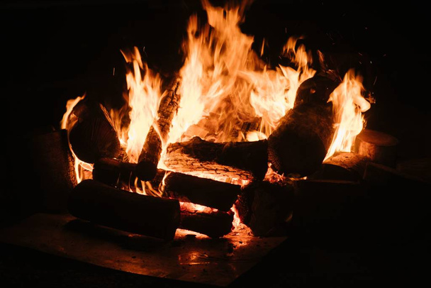A campfire slowly burning through the night. - Foto, imagen