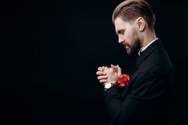 Vousatý muž v obleku Tření si ruce v modlitbě - Fotografie, Obrázek