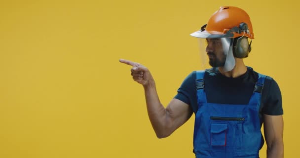 Mladý pracovník ukazuje pravou rukou - Záběry, video