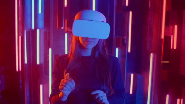 Bella ragazza che indossa Virtual Reality Headset disegna linee astratte. Creative Young Girl Does Concept Art con la realtà aumentata
. - Filmati, video