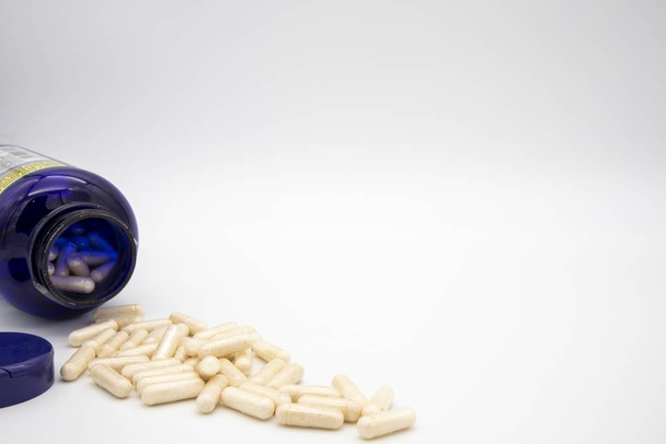 White tablets from a blue pill bottle - Foto, Imagem