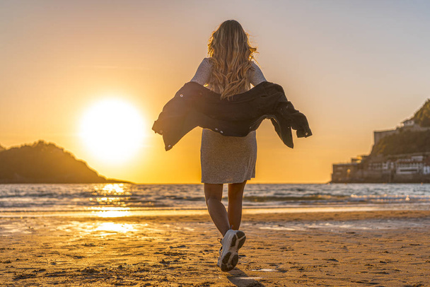 sunset portrait of beautiful young woman at sea shore - Foto, Bild
