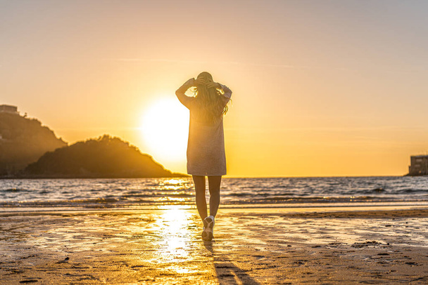 zonsondergang portret van mooie jonge vrouw op zee kust - Foto, afbeelding