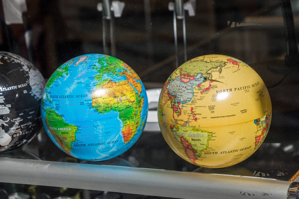 Reeks van globes van verschillende typen - Foto, afbeelding