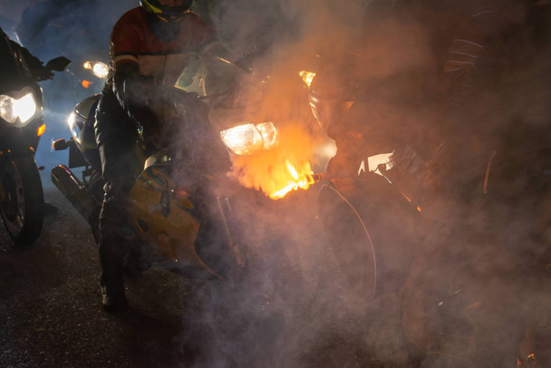 Νυχτερινή παρέλαση μοτοσικλέτας με πυρσούς στην ομίχλη - Φωτογραφία, εικόνα