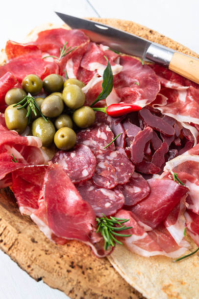 dienblad met heerlijke Italiaanse vleeswaren  - Foto, afbeelding