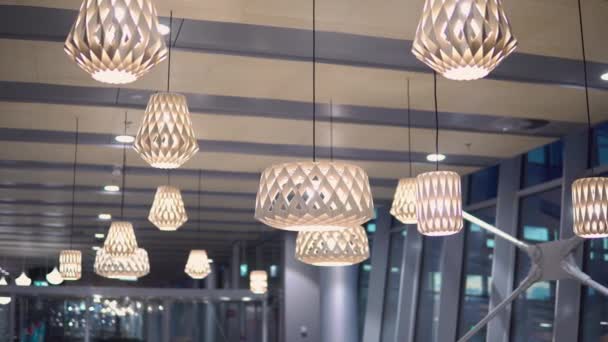 Piękne drewniane geometryczne nowoczesne lampy sufitowe wnętrza współczesne dekoracje - Materiał filmowy, wideo