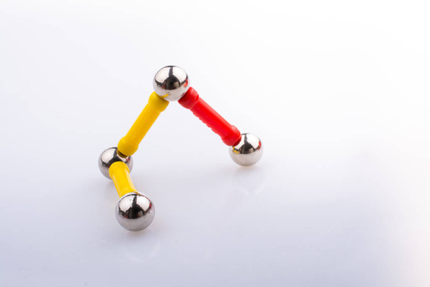Magneet speelgoed staven en magnetische ballen op witte achtergrond - Foto, afbeelding