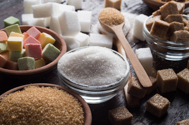 diferentes tipos de açúcar no fundo de madeira
 - Foto, Imagem