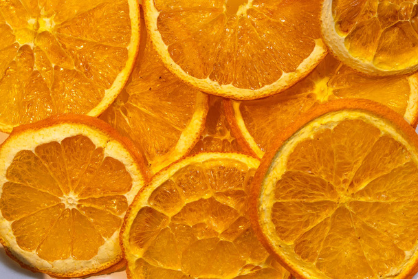 laranja fatiada seca em um fundo isolado, batatas fritas de frutas
 - Foto, Imagem