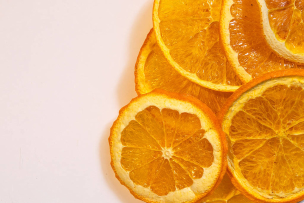 suszona pomarańcza w plasterkach na izolowanym tle, chipsy owocowe - Zdjęcie, obraz