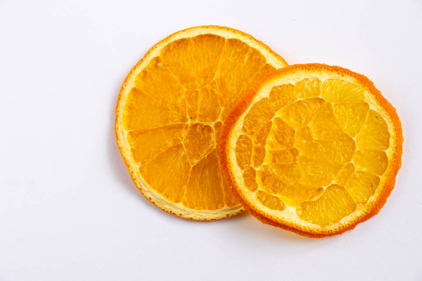 sušené plátky pomeranče na izolovaném pozadí, ovocné lupínky - Fotografie, Obrázek