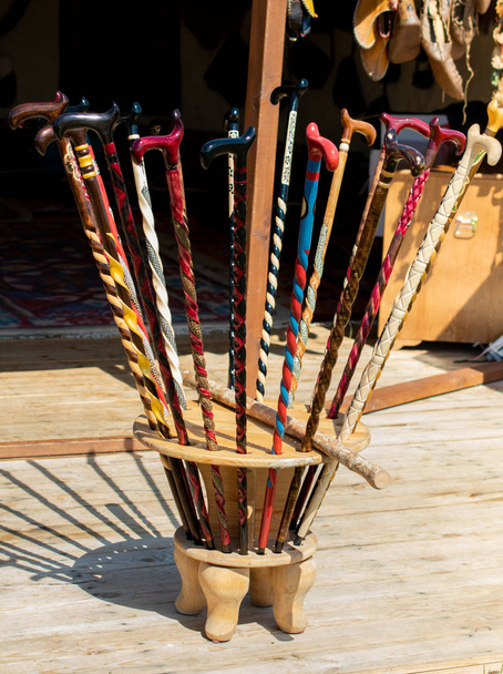 Bâtons de marche en bois décoratifs colorés exposés
 - Photo, image
