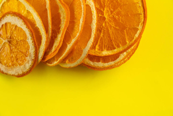 szárított szeletelt narancs izolált alapon, gyümölcs chips - Fotó, kép
