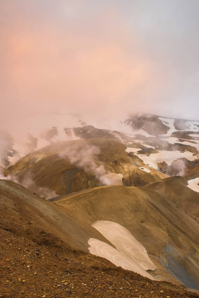 Kerlingarfjoll faz parte de um grande sistema vulcânico tuya na Islândia, as montanhas vulcânicas são evidenciadas pelas numerosas fontes termais e rivuletos na área, bem como riolite vulcânica vermelha.
 - Foto, Imagem
