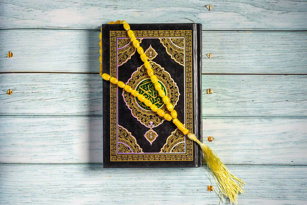 Коран на вудівському фоні. Рамадан іде. - Фото, зображення