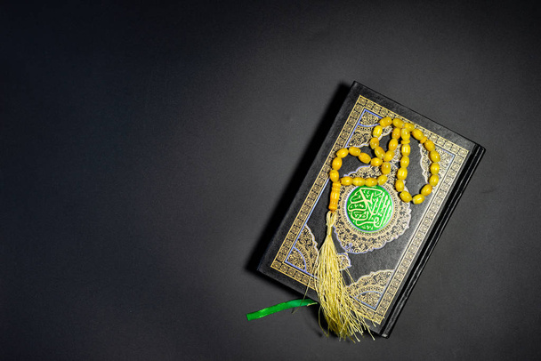 Ісламська концепція - священна Корана на чорному тлі. Глибина  - Фото, зображення