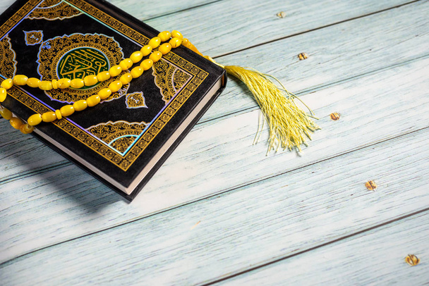 Koncepcja islamska - Święty Koran na drewnianym tle. Płytka głębokość - Zdjęcie, obraz