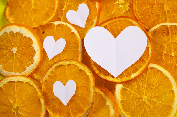 паперове різьблене серце лежить на висушеному апельсині на ізольованому фоні
 - Фото, зображення