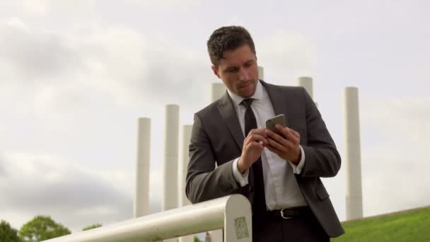 Successful business man talking on cell phone - Filmagem, Vídeo