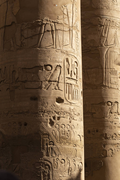 Temple Karnak, complexe d'Amun-Re. Héroglyphes gravés sur des colonnes. Super Hypostyle Hall. Min est un dieu égyptien ancien. Gouvernorat de Louxor, Égypte
. - Photo, image