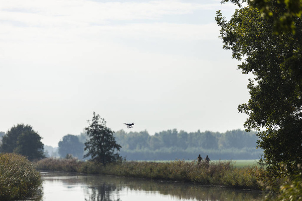 Dron létání směrem k páru Jízda na kole podél řeky okraj - Fotografie, Obrázek