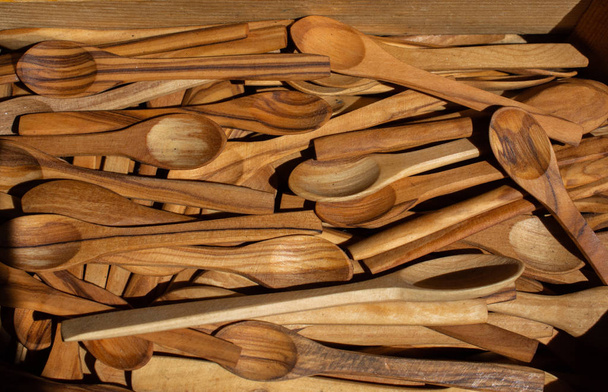 Handgemaakte houten keukengerei lepels voor huisvrouwen.  - Foto, afbeelding