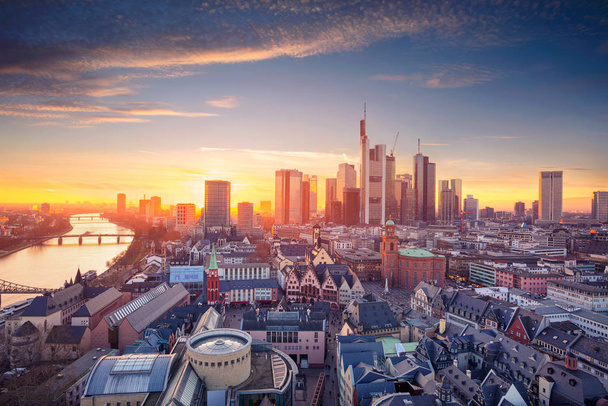 Φρανκφούρτη στον Μάιν, Γερμανία. Εναέρια cityscape εικόνα Frankfurt am Main στον ορίζοντα κατά τη διάρκεια της όμορφο ηλιοβασίλεμα. - Φωτογραφία, εικόνα