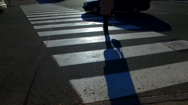 Silhouetten und Schatten von Menschen in einer Stadt an einem sonnigen Wintertag - Filmmaterial, Video