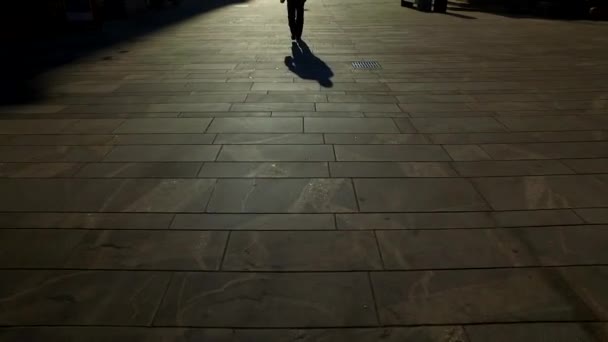 Ihmisten siluetit ja varjot kaupungissa aurinkoisena talvipäivänä - Materiaali, video