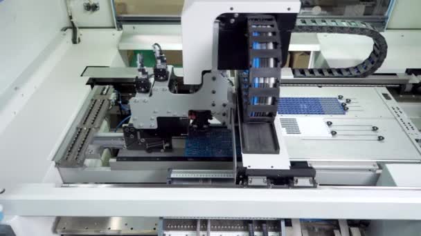 Inženýr pracuje pro Surface Mount Technology stroj - Záběry, video