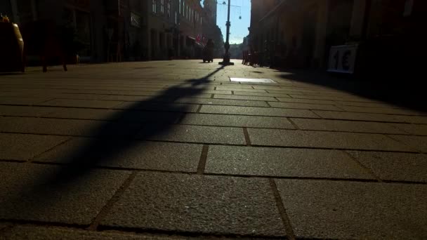 Σιλουέτες και σκιές ανθρώπων σε μια πόλη μια ηλιόλουστη χειμωνιάτικη μέρα - Πλάνα, βίντεο