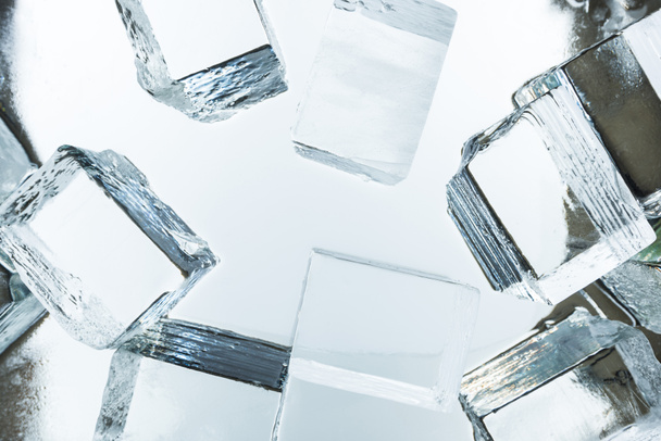 vista superior de cubos de hielo cuadrados transparentes en el espejo
 - Foto, Imagen