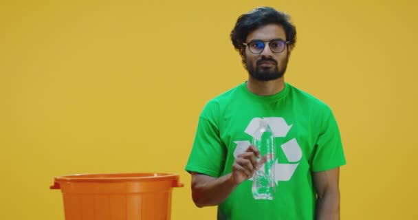 Umweltbewusster Mann steckt Flasche in Eimer - Filmmaterial, Video