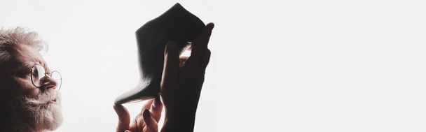 panoramatický záběr vousatý obuvník v brýlích podrážky poslední izolované na bílé - Fotografie, Obrázek