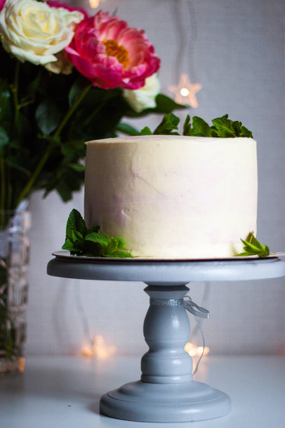 White cake with mint on a stand - Zdjęcie, obraz