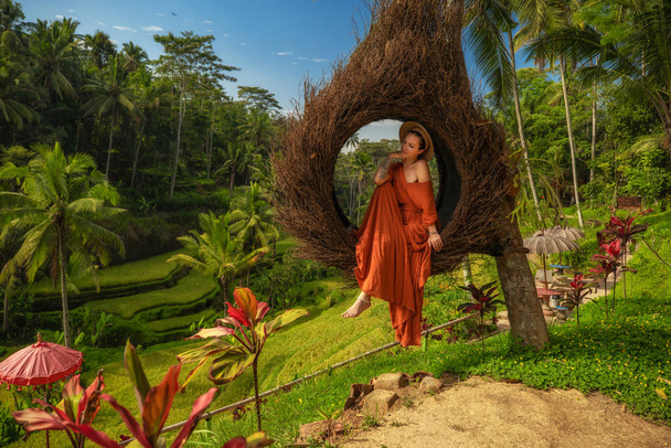 Mujer enyoing wiew de Tegalalang Rice Terrace, Bali
 - Foto, imagen